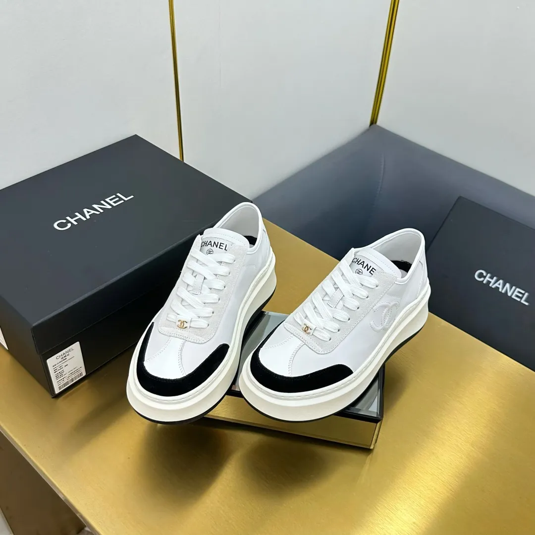 👟👟Ex-factory price 600👟👟 Upgraded version, upgraded version, upgraded version! No rebuttal accepted! ! ! ! Chanel Chanel panda shoes! 2025 counter's top casual sports shoes. This classic design; the upper is electro-embroidered with a variety of techniques; the outsole is fashionable and sporty; the unusual inclusion of a variety of color matching elements... The diversified mix and match is very good-looking and versatile, and can be used for leisure, fashion, sports, and outdoor... ꫛꫀꪝ Go➫ Materials: ❶Upper made of: original imported first-layer silk cowhide + original waterproof cloth + original first-layer cowhide ❷Inner lining: Original Yangli+Net ❸Outsole based on: Original TPU combination outsole Counter boutique packaging complete set for women 35–41 👉 👉